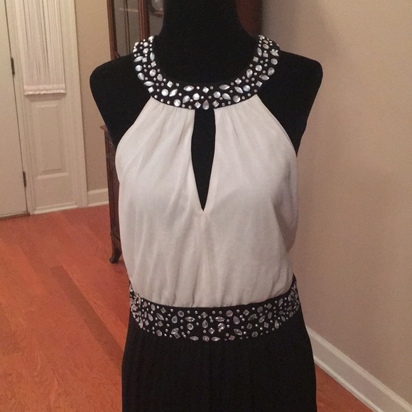 Black and white halter formal gown Large - Picture 2 of 5
